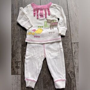 Baby girls size 6 mo BabiesRUs cream color w/pink trim barnyard scene 2-pc set